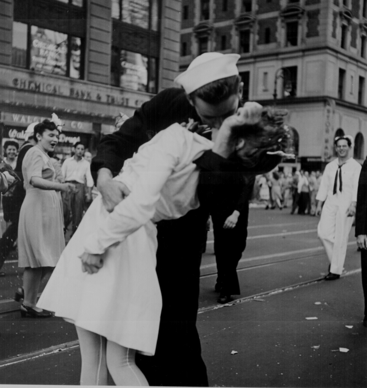 19 - New York City celebrating the Japan surrender.jpg